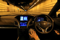 レベル2のハンズオフ運転支援機能も、レベル3の「トラフィックジャムパイロット」も、自動操舵に自動での加減速と、起きる事象そのものに大きな違いはない。ただレベル3では、（限定的とはいえ）ドライバーが周辺監視の任から解放される。