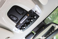 オーバーヘッドコンソールに備わる「SOSコール」のスイッチ。今回のマイナーチェンジにより、車載通信モジュールを使ったテレマティクスサービスが「ONE」を除く全グレードに標準装備された。