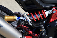 足まわりのトラベル量は前後ともに150mm。「FTR 1200 S」にはプリロード、伸び側、縮み側のすべてが調整可能なフルアジャスタブルサスペンションが装備される。