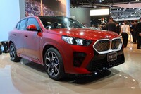 「BMW iX2」は、このジャパンモビリティショーで世界初公開。2基のモーターを搭載する4WDのEVで、システム最高出力313PS、システム最大トルク494N・mを発生する。