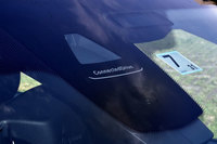 「320d」のフロントウィンドウ上部には、モービルアイ社製の単眼カメラが備わる。エリートだ！（写真＝池之平昌信）