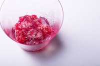 6皿目「ローゼルのグラニテ」。メイン前の口直しとして、爽やかな酸味のローゼル（ハイビスカスティーに用いられるフヨウ科の植物）をグラニテにし、炭酸のジュレとともに。