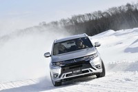 「アウトランダーPHEV」にはスラロームコースで試乗。モーター駆動ならではのレスポンスのよさが光った。