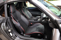 「RS」専用のレカロ社製スポーツシート。表皮にはアルカンターラとナッパレザーが用いられている。