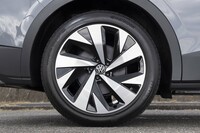 タイヤ＆ホイールは20インチで幅はフロントが235mm、リアが255mm。日常的な走行のほとんどを回生ブレーキでカバーするため、リア（写真）にはドラムブレーキを使っている。