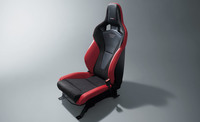 NISMO専用チューンが施されたRECARO製スポーツシートもオプション設定される。価格は39万6000円。
