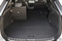 荷室の容量は後席利用時で522リッター。ゴルフバッグが横向きに3つ積める。