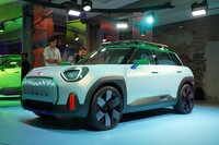 「ハッチバック」と「カントリーマン（日本ではクロスオーバー）」の間を埋めるというコンセプトのクロスオーバータイプのBEVだ。