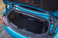 トランクルームの容量は213リッター。ソフトトップを閉じ、トランクルーム内のパーティションを変えることで約240リッターにまで拡大できる。