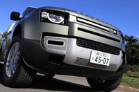 丸目2灯のヘッドランプなど、アイコニックなディテールを先代モデルから引き継いでいる。