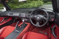 ダッシュボードは極めてシンプルなつくり。主だったスイッチ類はメーターパネルのサイドにまとめてレイアウトされている。