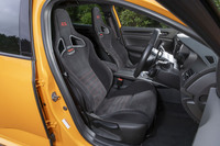 山野が絶賛したシートはRECAROのバケットタイプ。サイズがゆったりとしているうえに、リクライニングも可能だ。