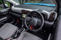 インテリアデザインは「C3」をベースに進化させたもの。ダッシュボード上部両端に備わるエアコンの吹き出し口は、C3が横型1つであるの対して、こちらは縦に2つ並ぶ。