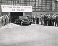 販売店の関係者向けに披露される「タッカー'48」。