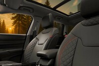 「ジープ・コマンダー」にダークカラー×レッドアクセントでドレスアップした限定車が登場の画像