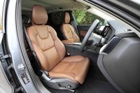 シート表皮にはナッパレザーを使用。電動調整機構に加え、ベンチレーション機能やマッサージ機能なども備わる。