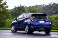 クオーターピラーからフェンダーにかけての造形で、「エモーショナルな上質さ」を表現。ランプの形状を含め、リアまわりのデザインは先代との違いが大きい。