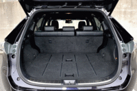 「ハリアー」のラゲッジルームのフロア寸法は、長さ99×幅112（ホイールハウス間）／140（最大幅）cm。後席を倒せば160cm以上の長尺物が余裕で積める（いずれもwebCG実測値）。（クリックすると荷室のバリエーションが見られます）