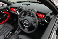 テスト車にはオプションのマルチファンクションステアリング（3万5000円）が装着されていた。