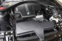 フロントに縦置きされる、2リッター直4ターボエンジン。上位モデルの「528i」にも採用されている。