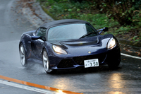 動力性能は0-100km/h加速が4.0秒、最高速は233km/hとうたわれる。