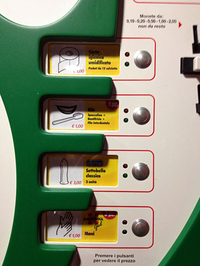【写真7】イタリアの公衆トイレにて。典型的な販売品4種類が確実にわかる。