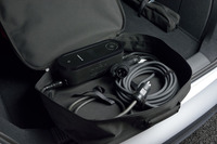 テスト車の荷室に搭載されていた充電ケーブルのセット。価格は1万円。