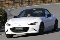 この日の試乗車は1.5リッターガソリンエンジン＋6段MT搭載車のみ。エンジンはダイレクトなレスポンスや伸び感だけでなく、サウンドにもこだわっている。
    