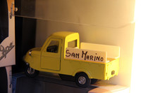 「タイハツ・ミゼット」のミニカーも発見。いかにもパート仕事の手書き文字が悲しさを誘う。