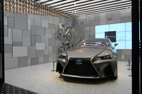 1階の「Garage」に展示されたコンセプトカーの「レクサスLF-CC」。
    
