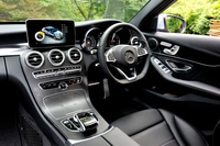 緩やかな曲線を描きながら横たわる、大きなセンターパネルが印象的。「AMGライン」オプションを選択すると、内装トリム「ブラックアッシュウッド」（写真）になる。