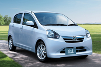 2011年9月に登場し、軽における燃費競争の契機となった「ダイハツ・ミラ イース」。モーターなどの「飛び道具」を使わずに30.0km/リッターのカタログ燃費を実現した。
    