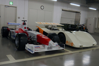 こちらにはモータースポーツ関連の車両の姿が。手前は、本物のF1マシン……ではなくイベントなどに使われていたF1マシンの模型。コックピットに乗り込んで記念撮影ができるよう、ボディーの左側がカットされている。その奥にあるのは1970年の日本グランプリやCAN-AMレースに向けて開発された「トヨタ7」の5リッターターボ車。