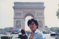 パリの凱旋門前でピースを決める27歳の筆者。まだヒゲはない。
