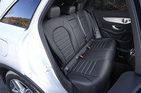 後席の様子。先代にあたる「GLK」に比べ、ひざまわりのスペースは57mm、足先は34mm、拡大されている。