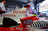 トヨタのポテンシャルはいまだ開花せず。クリスチアーノ・ダ・マッタ（写真）9位、オリヴィエ・パニス12位という結果はいささか不本意なものといっていい。特にパニスは、無線でのやり取りミスで不必要なピットインをしてしまい、その際ピットレーンのスピード制限を破りペナルティまで食らってしまった。（写真＝トヨタ自動車）