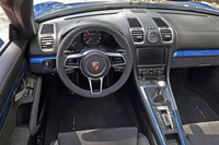 ギアボックスは6段MTのみ。「ケイマンGT4」と同様に、シリーズで最も小さい直径360mmのステアリングホイールが装着される。
    