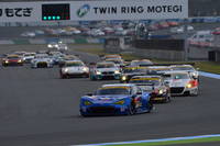 こちらは、GT300クラスのスタートシーン。先頭を行くのはNo.61 SUBARU BRZ R&D SPORT（山野哲也／佐々木孝太組）。
    