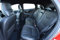 後席の様子。中央席部分には収納式のアームレストやカップホルダーが備わる。（写真をクリックするとシートアレンジが見られます）
    