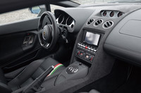 別の角度から見たインテリア。素材は厳選されたレザーに加え、アルカンターラがふんだんに用いられる。