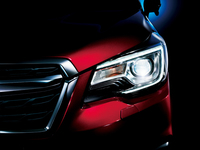 新しいデザインのヘッドランプ。