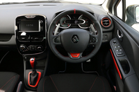 運転席まわりの様子。デザインはノーマルの「ルーテシア」と同じだが、オレンジのアクセントでスポーティーな演出が施されている。