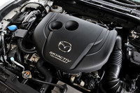 「SKYACTIV-D」は圧縮比を下げることで、ピストン上死点付近での燃料噴射と発火を実現。通常のディーゼルエンジンより高効率であることはもちろん、尿素SCRやNOxトラップ触媒などの後処理を必要としない、クリーンな排気を実現している。