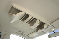 天井には「ゴルフ・プラス」譲りの、4連のオーバーヘッドコンソール（物入れ）が備わる。
