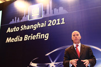 GMのブリーフィングの様子。手前は市場の動向について説明するマイケル・ダーン氏。