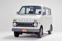 「ホンダ・ライフステップバン」
	軽乗用車「ライフ」をベースにセミキャブオーバー型のボディーを載せた派生モデル。1972年に現在の主流であるトールワゴンと同じ発想のパッケージングを実現していたが、1974年に生産を終了している。