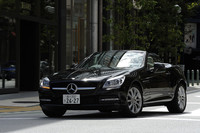 神戸の街中を行く「SLK200ブルーエフィシェンシー」。ブラックのボディカラーには、ソリッドタイプのほか、オブシディアンブラック（写真）と呼ばれるメタリックタイプも用意されている。