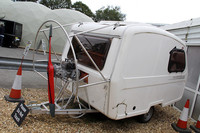 プロペラ付きキャンピングカーは2009年放送の「キャラバン飛行船」に登場したもの。実際に上部に飛行船を装着し飛行。飛行管制エリアに侵入してしまい、騒ぎとなる。