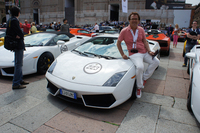 筆者とその相棒の「ガヤルドLP550-2」。（写真＝西川 淳）