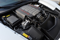 フロント右側から見たV8エンジン。ハイパワーがうたわれる一方、燃費を向上させる気筒休止システムも備わっている。その際の“V4状態”におけるアウトプットは、128psと30.6kgm。
    